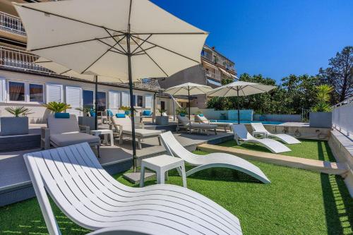 Einzigartiges Apartment nur 500 Meter zum Sandstrand mit Pool, Heimkino, Billard und Tennisstunden