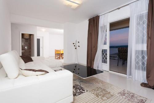 Einzigartiges Apartment nur 500 Meter zum Sandstrand mit Pool, Heimkino, Billard und Tennisstunden