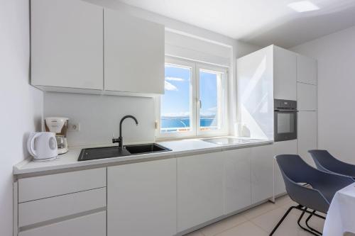 Einzigartiges Apartment nur 500 Meter zum Sandstrand mit Pool, Heimkino, Billard und Tennisstunden