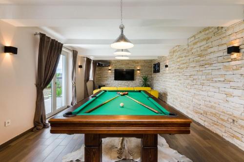 Einzigartiges Apartment nur 500 Meter zum Sandstrand mit Pool, Heimkino, Billard und Tennisstunden