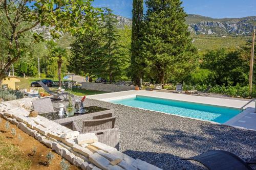 Bezauberndes Apartment mit mediterranem Garten, Pool, Hochstuhl, Babybett, BBQ