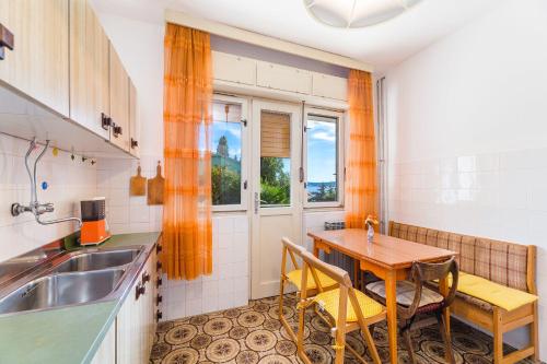 Rustikales Apartment nur 100 Meter zum Strand mit Meerblick, Balkon, Terrasse, Klima