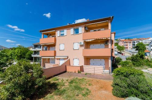 Helles Apartment nur 430 Meter zum Strand mit Meerblick, Garage, Waschmaschine