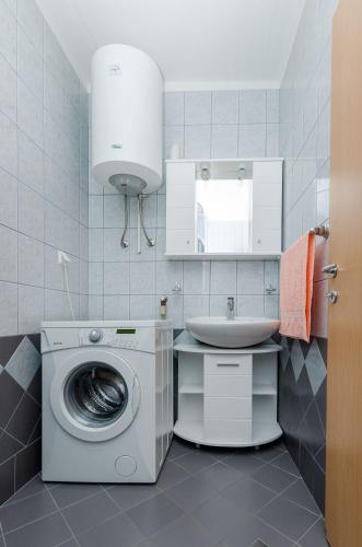 Helles Apartment nur 430 Meter zum Strand mit Meerblick, Garage, Waschmaschine