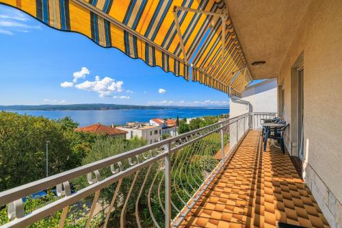 Großes Apartment nur 400 Meter zum Strand mit Meerblick, Grillplatz, WiFi, Klima