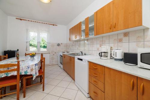 Großes Apartment nur 400 Meter zum Strand mit Meerblick, Grillplatz, WiFi, Klima