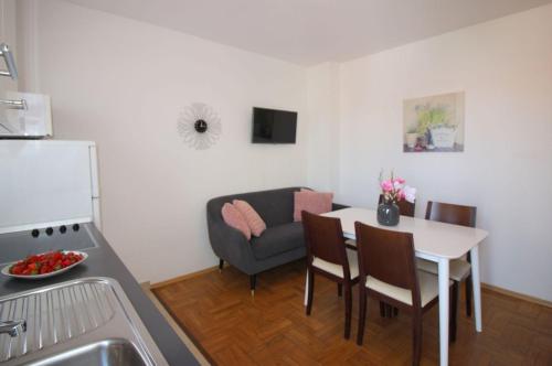 Lichtdurchflutetes Apartment nur 400 Meter zum Strand mit Meerblick, WiFi, Klimaanlage