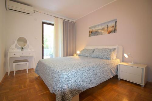Lichtdurchflutetes Apartment nur 400 Meter zum Strand mit Meerblick, WiFi, Klimaanlage