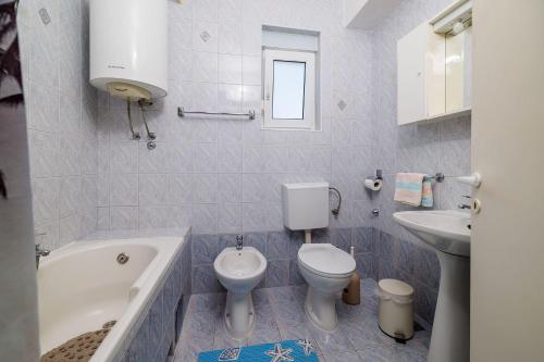 Großes Apartment nur 400 Meter zum Strand mit Meerblick, Grillplatz, WiFi, Klima
