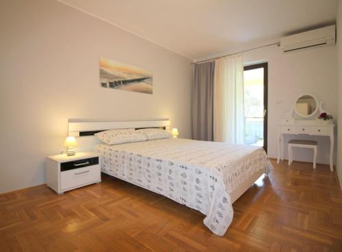 Lichtdurchflutetes Apartment nur 400 Meter zum Strand mit Meerblick, WiFi, Klimaanlage