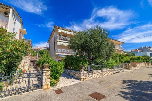 Großes Apartment nur 400 Meter zum Strand mit Meerblick, Grillplatz, WiFi, Klima