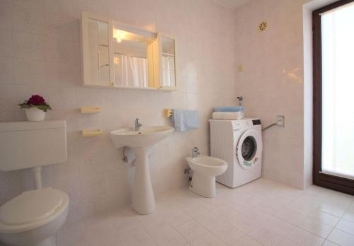 Lichtdurchflutetes Apartment nur 400 Meter zum Strand mit Meerblick, WiFi, Klimaanlage