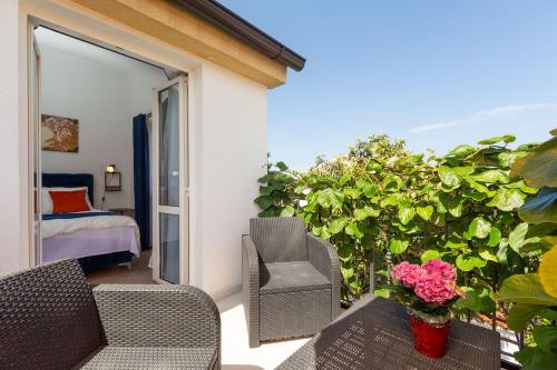 Helles Apartment nur 350 Meter zum Strand mit Meerblick und schöner Terrasse