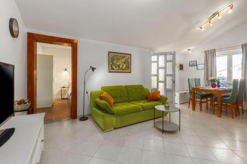 Helles Apartment nur 350 Meter zum Strand mit Meerblick und schöner Terrasse
