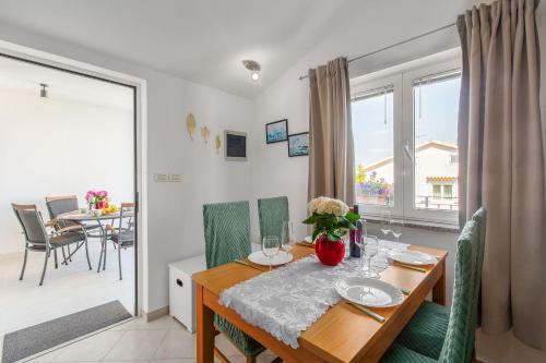 Helles Apartment nur 350 Meter zum Strand mit Meerblick und schöner Terrasse