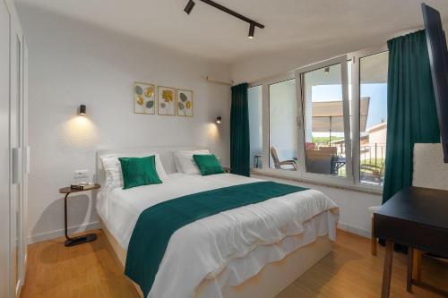 Helles Apartment nur 350 Meter zum Strand mit Meerblick und schöner Terrasse