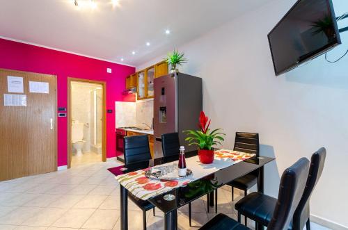 Lichtdurchflutetes Apartment nur 500 Meter zum Strand mit Meerblick, Grill, Parkplatz, WiFi
