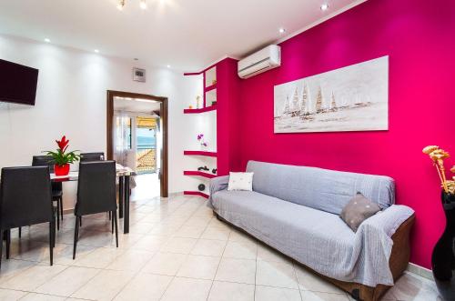 Lichtdurchflutetes Apartment nur 500 Meter zum Strand mit Meerblick, Grill, Parkplatz, WiFi