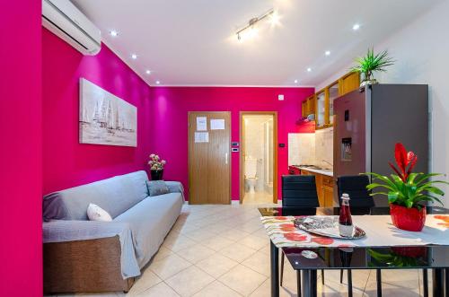Lichtdurchflutetes Apartment nur 500 Meter zum Strand mit Meerblick, Grill, Parkplatz, WiFi