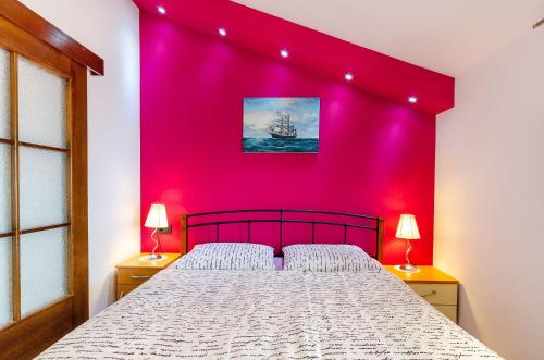 Lichtdurchflutetes Apartment nur 500 Meter zum Strand mit Meerblick, Grill, Parkplatz, WiFi