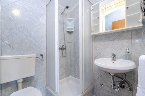 Lichtdurchflutetes Apartment nur 500 Meter zum Strand mit Meerblick, Grill, Parkplatz, WiFi