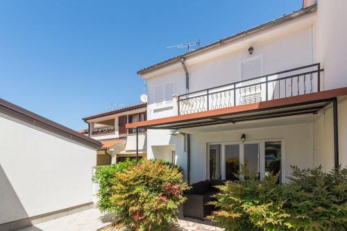 Malerisches, hundefreundliches Ferienhaus nur 400 Meter zum Strand mit BBQ, Babybett
