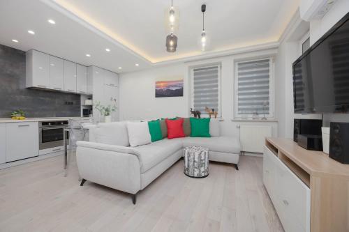 Family Apartment in Warsaw with Parking, Desk, Air Conditioned Living Room and Bathtub by Noclegi Renters