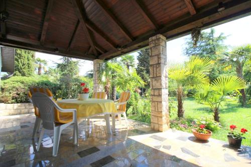 Hundefreundliches Ferienhaus mit mediterranem Garten und nur 650 Meter zum Strand