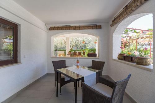 Lauschiges Apartment nur 400 Meter zum Strand mit Parkplatz, Waschmaschine, Garten