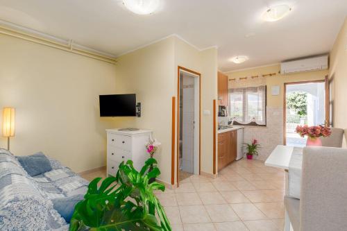 Lauschiges Apartment nur 400 Meter zum Strand mit Parkplatz, Waschmaschine, Garten