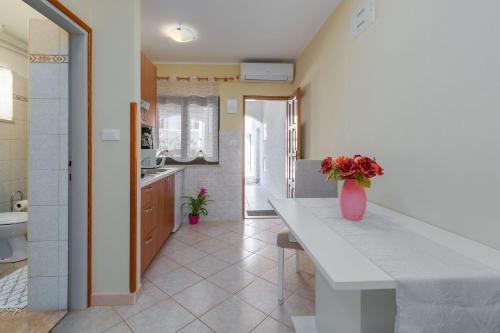 Lauschiges Apartment nur 400 Meter zum Strand mit Parkplatz, Waschmaschine, Garten