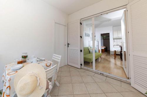 Malerisches Apartment nur 150 Meter zum Strand mit Privatparkplatz, Grill, Klima