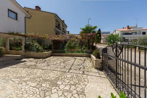 Lauschiges Apartment nur 400 Meter zum Strand mit Parkplatz, Waschmaschine, Garten
