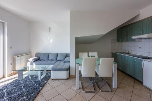 Lauschiges Apartment nur 250 Meter zum Strand mit Meerblick, Privatparkplatz, WiFi
