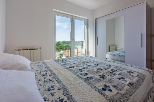 Lauschiges Apartment nur 250 Meter zum Strand mit Meerblick, Privatparkplatz, WiFi
