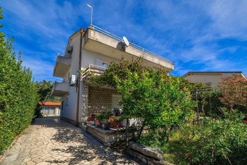 Beschauliches Apartment nur 300 Meter zum Strand mit Garten und Grill