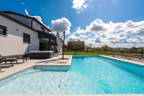 Beeindruckende Villa mit Sauna, Privatpool, Whirlpool, Panorama Meerblick