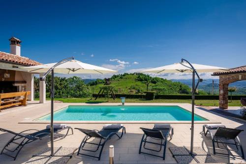 Atemberaubende Villa mit herrlichem Panoramablick, Privatpool, Kinderschaukel, BBQ