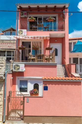 Romantisches Apartment nur 500 Meter zum Sandstrand mit Klima, WiFi, Waschmaschine