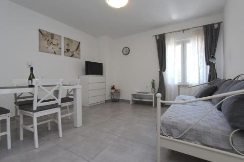 Modernes Apartment mit charmanter Terrasse, Privatparkplatz, Klima, WiFi