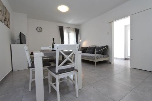 Modernes Apartment mit charmanter Terrasse, Privatparkplatz, Klima, WiFi