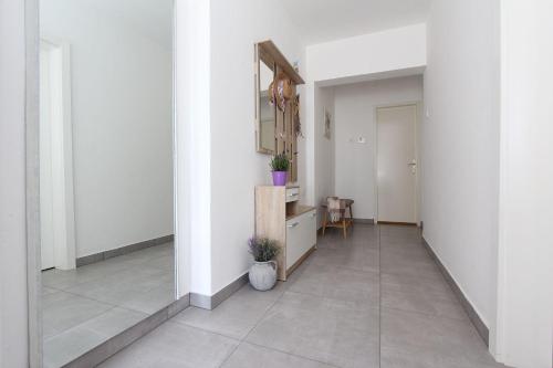 Modernes Apartment mit charmanter Terrasse, Privatparkplatz, Klima, WiFi