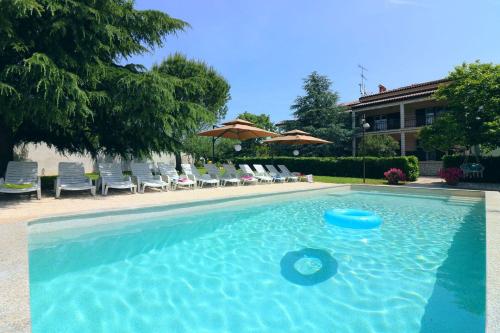 Cozy Apartment mit Pool, BBQ-Bereich, Kinderspielplatz, Babybett, Parkplatz, Klima
