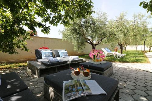 Cozy Apartment mit Pool, BBQ-Bereich, Kinderspielplatz, Babybett, Parkplatz, Klima