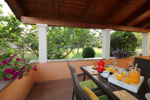 Cozy Apartment mit Pool, BBQ-Bereich, Kinderspielplatz, Babybett, Parkplatz, Klima