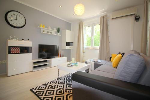 Besonderes Apartment mit Pool, Babybett, Garten, Grill, Kinderspielplatz, Parkplatz