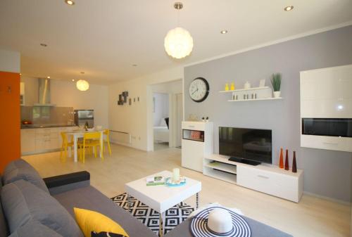 Besonderes Apartment mit Pool, Babybett, Garten, Grill, Kinderspielplatz, Parkplatz