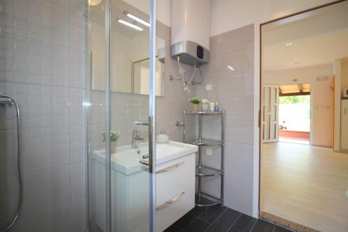 Besonderes Apartment mit Pool, Babybett, Garten, Grill, Kinderspielplatz, Parkplatz