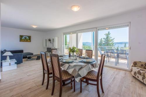 Modernes Apartment nur 100 Meter zum Strand mit Grillplatz, Meerblick, Klima