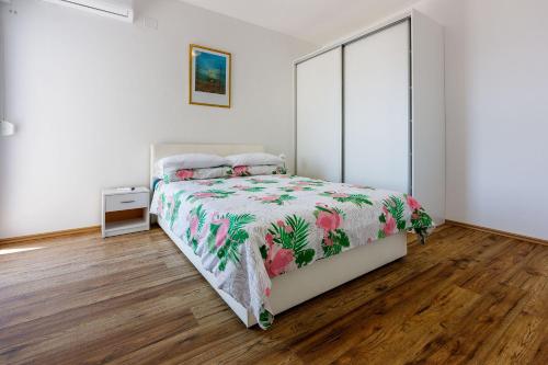 Modernes Apartment nur 100 Meter zum Strand mit Grillplatz, Meerblick, Klima